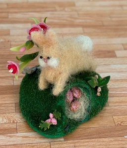 Casa de muñecas miniatura de fieltro conejito en escena de primavera, hecho a mano - Imagen 1 de 3