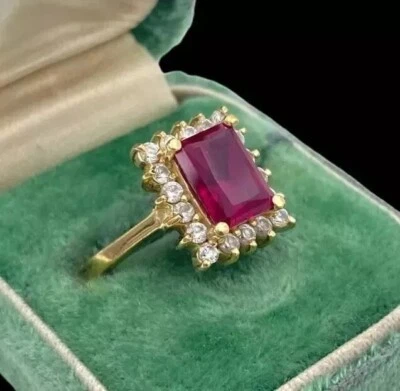 Anillo de compromiso con halo de rubí creado en laboratorio corte esmeralda de 2,70 quilates enchapado en oro amarillo de 14 quilates Foto 1 de 4