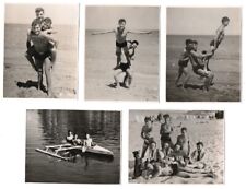 photo 5 snapshot c.1940  Les copains à la plage - équilibriste hommes sport  