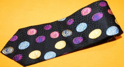 XMI HECHO EN EE. UU. CORBATA CON MOTIVO DE DISCOS NEGROS/ROJOS/AZULES - CORBATAS PARA EL CUELLO - CORBATAS DE DISEÑO. Foto 1 de 3