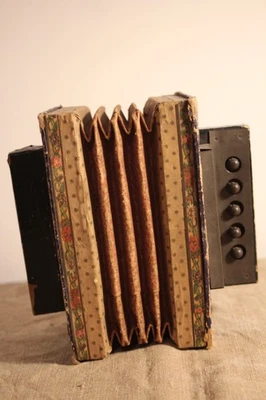 Ancien jouet instrument de musique petit accordéon Napoléon III carton et métal - Photo 1/4