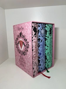 Edelsteintrilogie im Schuber - Kerstin Gier - Rubinrot/ Saphirblau/ Smaragdgrün  - Bild 1 von 3