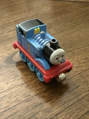 Thomas & Friends Train Tank metal fundido Take n Play Along Surprised Face 2002 - Imagem 1 de 4