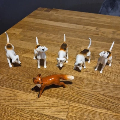 VINTAGE SET OF BESWICK FOX AND 5 HOUNDS. - image 1 of 4