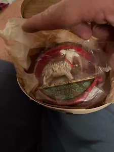 VINTAGE 1985 SEGNO DISTINTIVO ORNAMENTO NATALE COLLEZIONE COUNTRY AGNELLO - Foto 1 di 3