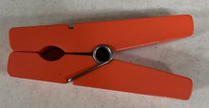 Große orange Kunststoff Wäscheklammer - Bild 1 von 3