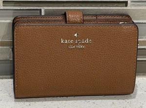 PORTAFOGLIO MEDIO IN PELLE KATE SPADE LEILA PORTA CARTE D'IDENTITÀ MONETA ZENZERO MARRONE - Foto 1 di 11