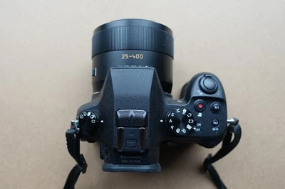 Panasonic Lumix DMC-FZ1000 20,1 MP 25-400mm f/2,8-4,0... +Zubehörpaket - Bild 1 von 4