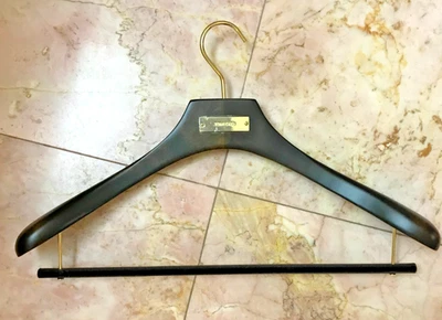 Auténtico colgador de traje de madera TOM FORD con barra para pantalones Foto 1 de 3
