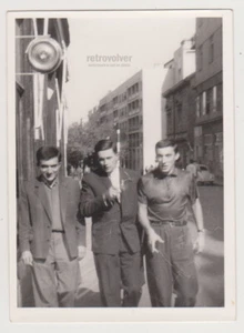 Zärtliche gutaussehende junge Männer umarmen Umarmung Nähe männliches Trio Gay Int Foto - Bild 1 von 1