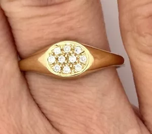 Anillo minimalista con sello de diamantes de oro amarillo de 14k - Imagen 1 de 12