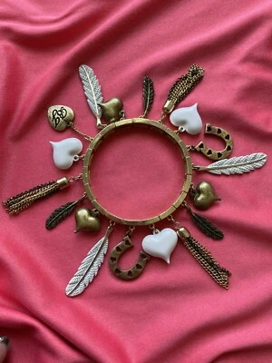 Pulsera Betsey Johnson Vintage Indio Verano Pluma Oro Herradura Corazón Dije Foto 1 de 4