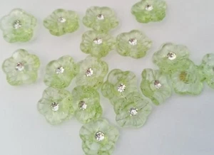 50 grüne Blumenform Strass Knöpfe 15 mm (5/8") Blume niedriger Schaft Knöpfe - Bild 1 von 2