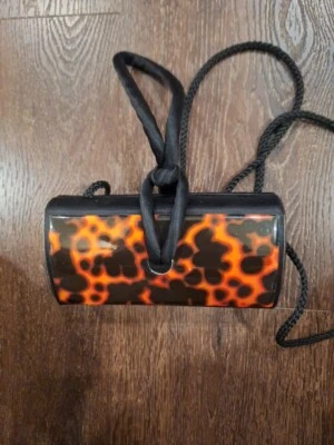 Cartera sin asas con correa pequeña con estampado de estuche rígido de leopardo Foto 1 de 4