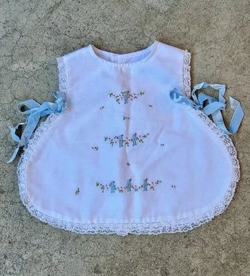 Delantal bebé babero hecho a mano bordado azul pájaros y flores cinta azul y encaje Foto 1 de 4