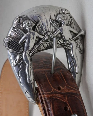 CINTURÓN de cuero de becerro de grano de cocodrilo con hebilla de ángel tono plateado HARTNELL talla M Foto 1 de 4