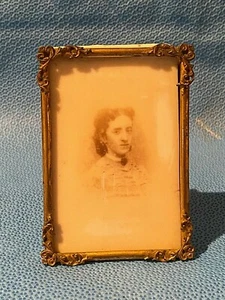 Marco de fotografía antiguo de opalotipo para mujer joven - Imagen 1 de 12