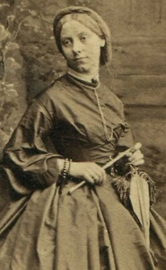 YOUNG WOMAN HOLDING PURSE ON A STICK. RICHLY PAINTED BACKGROUND. CDV. BAYSWATER. - Picture 1 of 2