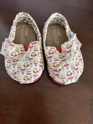 Zapatos de verano para bebés Toms para niñas (rosa) talla 4 Skip One Foto 1 de 4