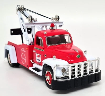 1ST Gear 1/34 - Diamond T Tow Truck 1955 Mobil Gas Diecast Model Truck - Image 1 of 4