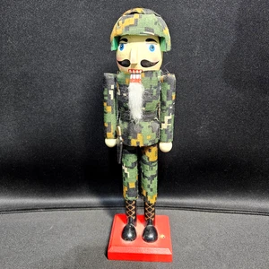 Armee Soldat 10" Nussknacker Tarnuniform Fatigues Holz Deko - Bild 1 von 3