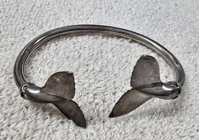 Brazalete Kabana de plata de ley 925 con doble cola de ballena con sello Foto 1 de 4