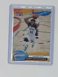 2023-24 Hoops #8 Giannis Antetokounmpo Attack the Rack - Foto 1 di 2