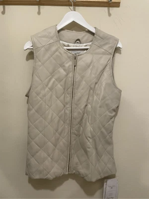 Nuevo Chaleco sin mangas de cuero acolchado colección Pamela McCoy talla mediana Foto 1 de 4