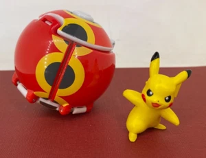 TOMY 2016 - Pokémon - Throw N Pop POKEBALL with Pikachu Figure - Picture 1 of 10