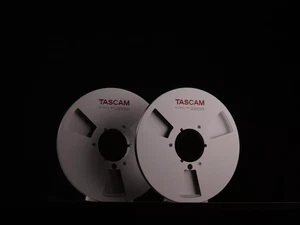 Un par de rollos de cinta TASCAM plateados de 10,5 '' rollo de aluminio de alta calidad - Imagen 1 de 7