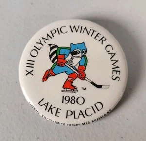 1980 LAKE PLACID XIII JUEGOS OLÍMPICOS DE INVIERNO PIN BOTÓN RONI MAPACHE HOCKEY PIN - Imagen 1 de 6