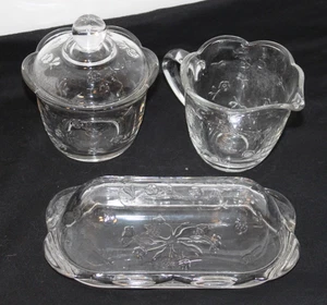 Anchor Hocking Savannah Klar Butterdose/Deckel, Zuckerdose mit Deckel & Milchkännchen/Rosen - Bild 1 von 4