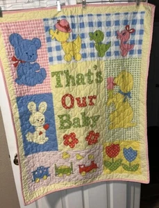 Vintage Quilt Säugling Neugeborene "That's Our Baby" Krippe Decke 80er Frühling Pastell - Bild 1 von 8