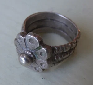 Metal ring with stylized flower, size P - Picture 1 of 4
