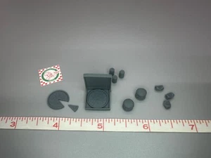 Caja de pizza escala 1/24, pizzas, 6 latas de refrescos/cervezas, kit modelo de resina de 2 hamburguesas - Imagen 1 de 3