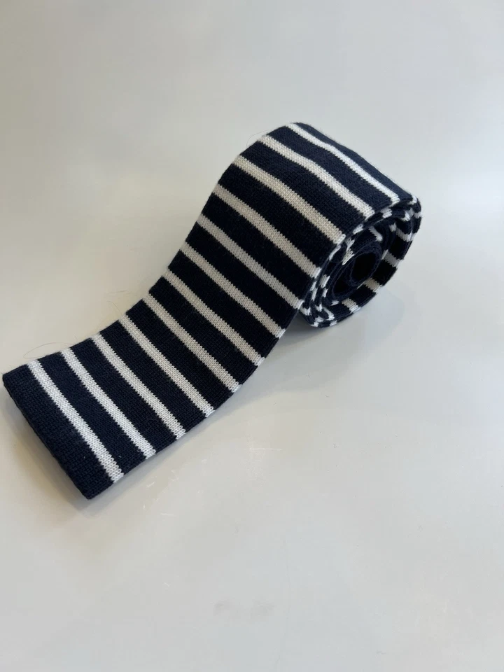 Gravata Hugo Boss de malha com fundo quadrado/feita na Itália - Imagem 1 de 4