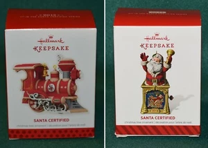 Hallmark Andenken 2 Ornamente: 2013 & 2014 Santa zertifiziert 1. & 2. in Serie - Bild 1 von 12