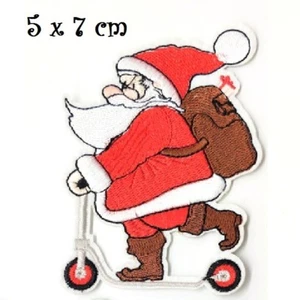 APPLIQUE Écusson, Père Noël en trottinette ** 5 x 7 cm ** Patch brodé à coudre - Picture 1 of 1