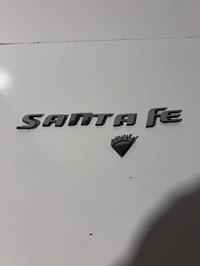 2012 Hyundai Santa Fe Rear Gate Emblem, Preowned - Bild 1 von 1