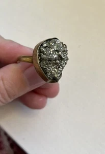 Artista Grande Pirita Druzy Grueso Piedras Preciosas Latón Anillo Joyería Talla 8.5 - Imagen 1 de 10