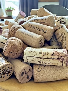 100 Natural Used Wine Corks Lot Variety Crafts Upcycle Wedding Floats - Picture 1 of 3