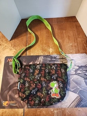 Bolso Bandolera Mensajero Nintendo Super Mario Bros Yoshii Negro y Verde Nylon Foto 1 de 4