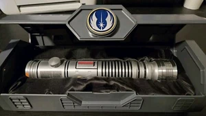 Nuevo Star Wars Galaxy’s Edge Ki Adi Mundi Legacy Lightsaber Hilt - Imagen 1 de 7