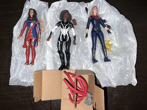 Marvel Legends The Marvels Captain Marvel ,Photon, & Ms. Marvel, Chewie complete Cover