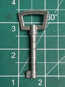 Single lever cupboard key with fancy 'squared' handle - Picture 1 of 3