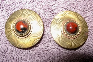 Bronze? mit orange/schwarzen Steinen Clip-on Ohrringe runde Fassungen; 1" Durchmesser - Bild 1 von 7
