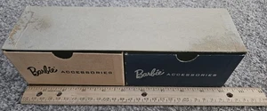VINTAGE 60er BARBIE ZUBEHÖR SCHRANK KOFFER PAPPE SCHUBLADEN MIT UMKARTON - Bild 1 von 10