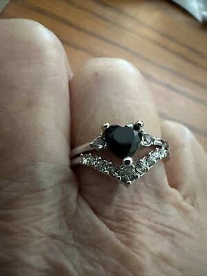 Elegante anillo de piedra de circón negro en forma de corazón de doble capa en talla 7 Foto 1 de 4