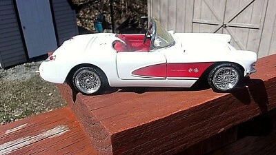Signature Series SS7708 Diecast 1/24 Scale White 1957 Corvette Collector Car - Image 1 of 4