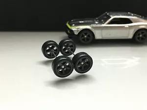 R075 Hot Wheels 1/64 Set 5 Speichen Modern Dunkelgrau Langachse GUMMIRÄDER REIFEN - Bild 1 von 7